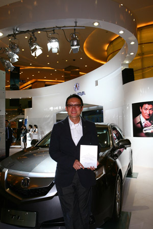 AcuraÖøÃûµ¼ÑÝÁõΰǿ³ÉΪAcura TL³µÖ÷-Áõΰǿ½ÓÊÜAcura³µÖ÷Ö¤Êé